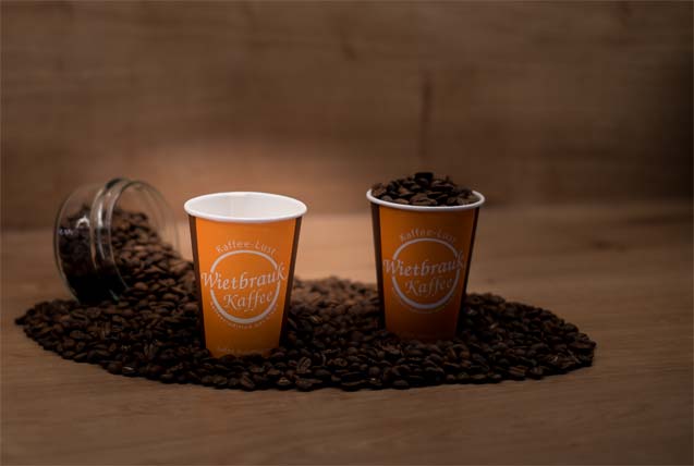 Kaffeebecher mit Kaffeebohnen
